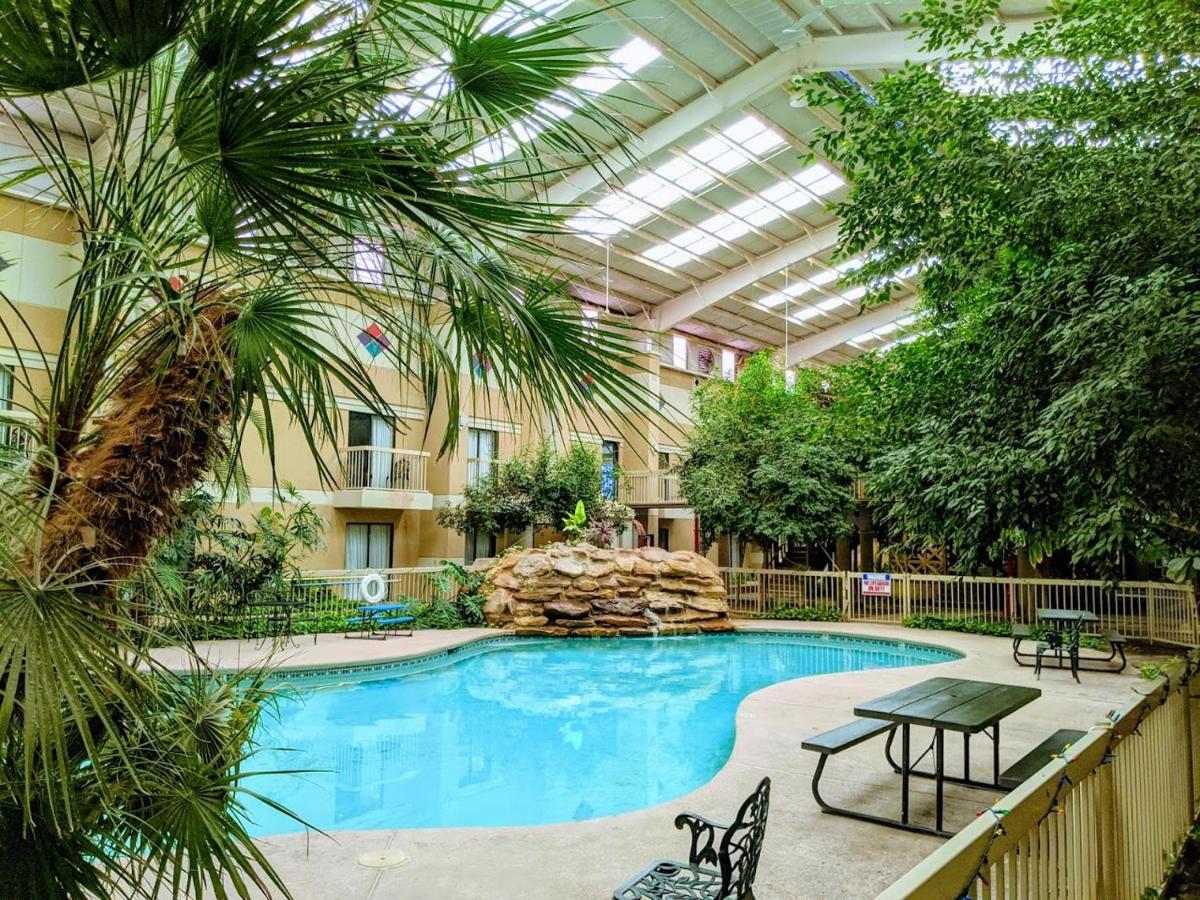 Atrium Inn Форт-Стоктон Экстерьер фото