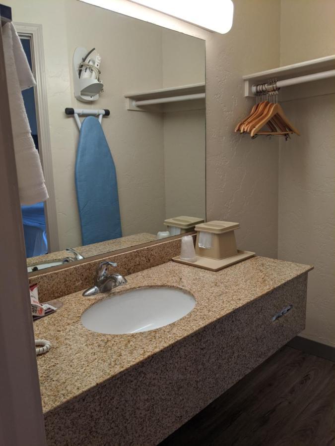 Atrium Inn Форт-Стоктон Экстерьер фото